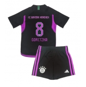 Bayern Munich Leon Goretzka #8 Replika Bortatröja Barn 2023-24 Kortärmad (+ byxor)