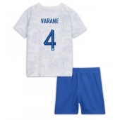 Frankrike Raphael Varane #4 Replika Bortatröja Barn VM 2022 Kortärmad (+ byxor)