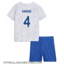 Frankrike Raphael Varane #4 Replika Bortatröja Barn VM 2022 Kortärmad (+ byxor)