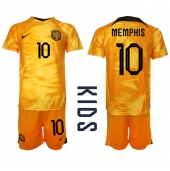 Nederländerna Memphis Depay #10 Replika Hemmatröja Barn VM 2022 Kortärmad (+ byxor)