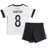 Tyskland Leon Goretzka #8 Replika Hemmatröja Barn VM 2022 Kortärmad (+ byxor)