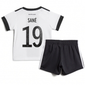 Tyskland Leroy Sane #19 Replika Hemmatröja Barn VM 2022 Kortärmad (+ byxor)