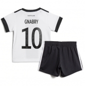 Tyskland Serge Gnabry #10 Replika Hemmatröja Barn VM 2022 Kortärmad (+ byxor)